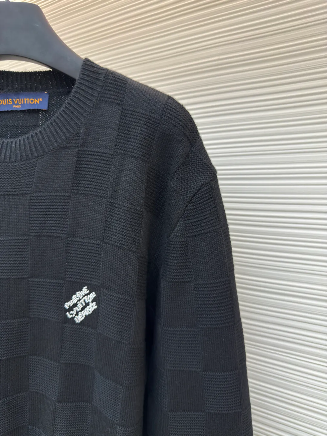 LOUIS VUITTON wool beaded pullover ●Authentic product: Purchased and developed for 10999 ●Item number: 1680459-B90 ●Fabric: wool fabric ●Technology: Knitted production ●Version: Loose fit ●Weight: about 780 grams ●Size: XS-S-M-L ●Description: The fabric is made of 100% exclusive wool fabric to ensure its rich texture and excellent performance. Made with imported computer cutting technology, the workmanship quality is immediately reflected. The overall wiring is straight and delicate, the fabric is comfortable and soft, and the color is consistent without color difference. It can be matched with the same style to create a fashionable look and control various occasions. Customized accessories, complete with three standards, same style for men and women!